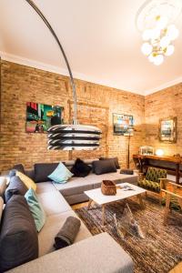 una sala de estar con un sofá y una mesa en Urbana Hipster Downtown Budapest, en Budapest