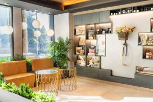 a restaurant with orange chairs and tables in a room at INNSiDE by Meliá Tenerife Santa Cruz in Santa Cruz de Tenerife