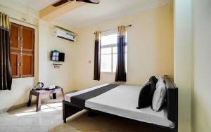a bedroom with a large bed in a room at Hotel soni plaza in Jhālrapātan +6 photos