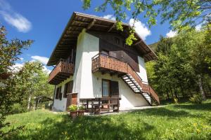 Cette petite maison dispose d'un balcon dans un champ. dans l'établissement Casa Oasi, à Ledro