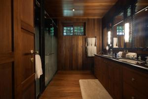 a bathroom with a sink and a mirror at Pa Sak Tong in Chiang Rai