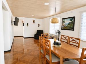 a dining room with a wooden table and chairs at Alojamiento Vistas Chirripo espacioso con Parqueo in San Isidro de El General