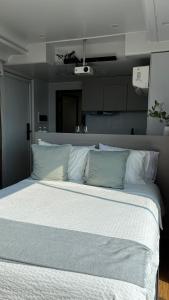 a large bed with white sheets and pillows at Lua Mazamitla in San Luis Soyatlán