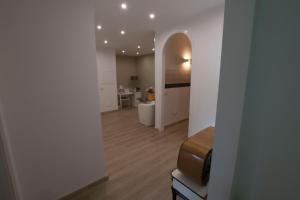een hal met een keuken en een woonkamer met een televisie bij Affittacamere Amato in Corigliano Calabro