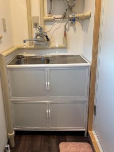 a sink in a kitchen with a sink at Ehana Cofee Roastery Hanare in Kami-furano