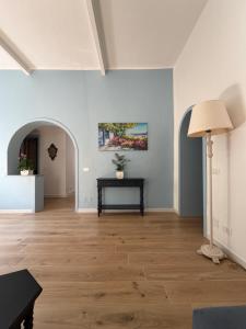 a living room with a table and a lamp at Lulù Marin Rooms in Scalea