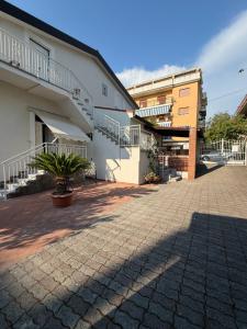 a courtyard of a building with a potted plant at Lulù Marin Rooms in Scalea