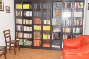 una habitación con una estantería llena de libros en Villa Pia Cornelia, en Paceco