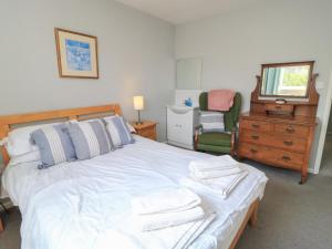 ein Schlafzimmer mit einem Bett, auf dem Handtücher liegen in der Unterkunft Lamora in Cheddar