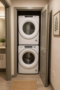 a washing machine and a dryer in a room at 1-Bedroom Apartment near ALX Airport and the Ocean in Los Angeles