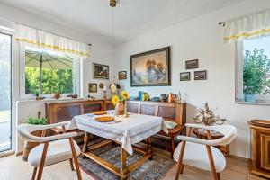a dining room with a table and chairs at Bernhards in Buch