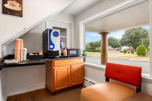 a home office with a desk and a window at Econo Lodge Palmyra - Hershey in Palmyra