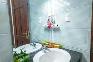 a bathroom with a sink and a mirror at Khách sạn Tuyết Minh in Xã Thang Tam