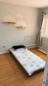 a bedroom with a bed in a room at Fancy home in Richmond hill in Richmond Hill