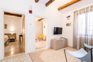 a white room with a television and a desk and chairs at Cà Boldo Terrace 2.0 in Venice