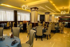 En restaurant eller et andet spisested på Azzeman Hotel