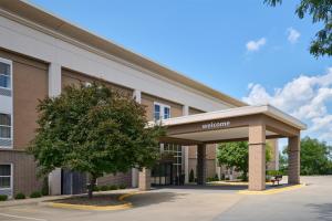 a rendering of the front of a medical office building at Hampton Inn Lawrence in Lawrence
