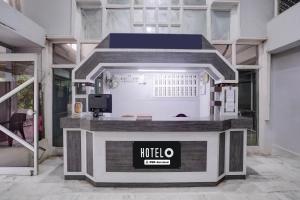 a kiosk in a building with a hotel sign on it at Hotel O Bhavnagar Bus Terminal Formerly Jubliee in Bhavnagar