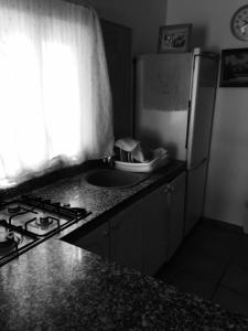 cocina con fregadero y nevera en Casa Rural Anzo, en Gáldar