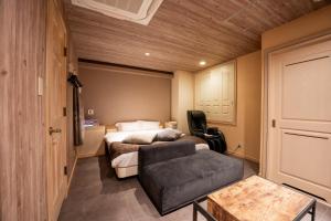 a hotel room with two beds and a couch at MONI hotel in Atsugi