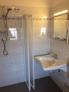 Koupelna v ubytování Hotel Bodoni + 33 fotografií