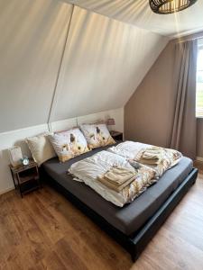 a bedroom with a bed with two dogs on it at Vakantiewoning Uutbloazen in Lievelde
