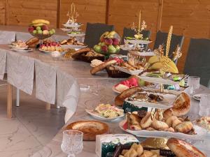 a long table filled with lots of bread and pastries at Guesthouse'Hadicha' in Tong