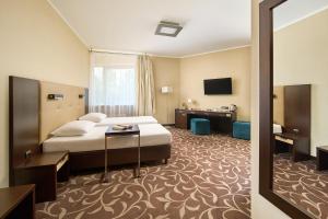 a hotel room with a bed and a television at Hotel Victor Pruszków DeSilva in Pruszków +55 photos