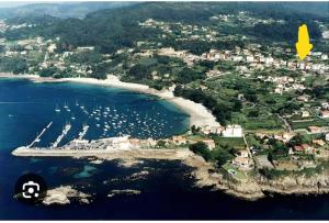 an aerial view of a beach with boats in the water at Casa do Coto in Islote de Chilreu