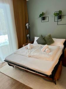 a bed with two towels on it in a bedroom at Stilvolles Apartment 3 Zi Klinik & Kurpark Terrasse Parkplatz Barrierefrei in Bad Oeynhausen