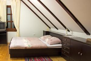 Vila Snjeguljica في Gorači: غرفة نوم مع سرير وخزانة