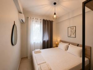 a bedroom with a bed and a window at Aelia Blu 2 Maisonette in Ofrínion