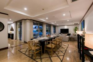 a dining room with a table and chairs at Katamanda Aliya Pool & Jacuzzi Villa Kata in Kata Beach