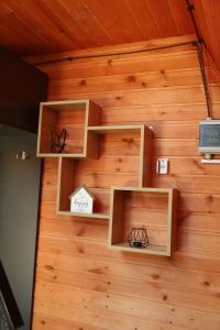 eine Wand mit Holzregalen an einer Wand in der Unterkunft Arpa Nest in Areni