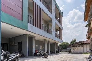 a group of motorcycles parked outside of a building at Urbanview Hotel Aloevera Pontianak by RedDoorz in Pontianak