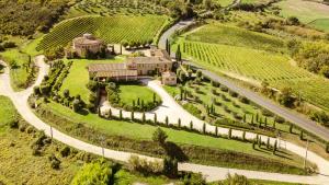 an aerial view of a mansion in a vineyard at Tenuta Santavenere in San Bartolomeo