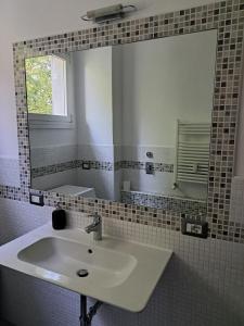 ein Badezimmer mit Waschbecken und Spiegel in der Unterkunft Agrippa 24 in Mailand + 15 Fotos