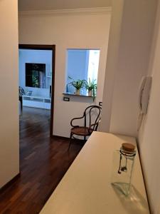 eine Küche und ein Esszimmer mit Tisch und Stühlen in der Unterkunft Agrippa 24 in Mailand
