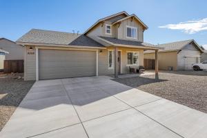 a house with a garage and a driveway at Grand Canyon Getaway Near Snowbowl Flagstaff Sedona Family-Friendly Sleeps 14 in Bellemont