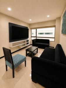 a living room with a couch and a tv at Gran Propiedad en Guayaquil in Guayaquil +2 photos