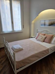 a bed in a bedroom with two windows at 7 CENTRALE Rooms & Suite in Milan