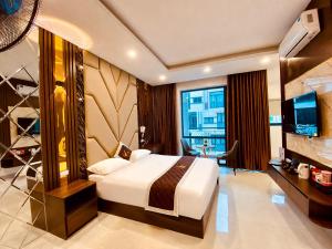 a bedroom with a bed and a television in a room at PARIS DELI HOTEL - Vạn Phúc in Hà Ðông