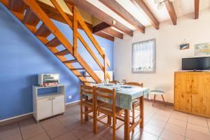 a kitchen and dining room with a table and chairs at Duplex N°2 - Résidence Balnéaire in Le Port-des-Barques