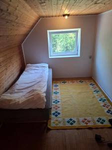 ein kleines Zimmer mit einem Bett und einem Fenster in der Unterkunft kærgård in Bøvlingbjerg