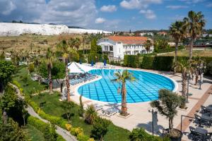 an overhead view of a swimming pool at a resort at Tripolis Hotel in Pamukkale