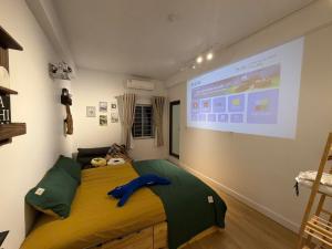 a room with a bed with a projection screen at 12 Homestay & Hotel in Lạng Sơn