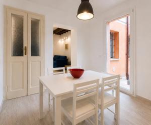 a white table with chairs and a bowl on it at Il Rifugio di Trip Centro Storico & Lago in Mantova