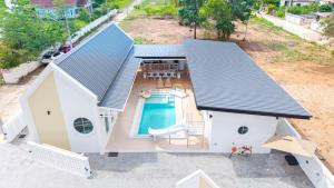 an overhead view of a house with a swimming pool at Seahorse poolvilla sattahip SP2 in Ban Nong Sa
