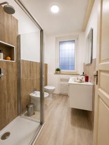 a bathroom with a shower and a toilet and a sink at Il Rifugio di Trip Centro Storico & Lago in Mantova