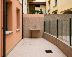 a walkway with a sink in the side of a building at Il Rifugio di Trip Centro Storico & Lago in Mantova +2 photos